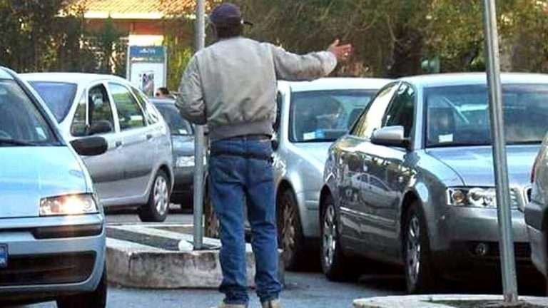 Scopri di più sull'articolo Pagare o non pagare il parcheggiatore abusivo? Questo è il dilemma