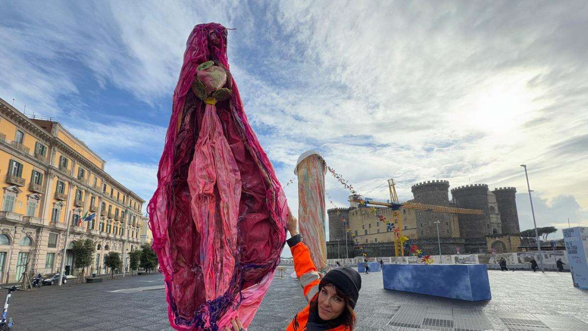 Scopri di più sull'articolo Napoli: l’inconcludente risposta al Pulcinella di Piazza Municipio