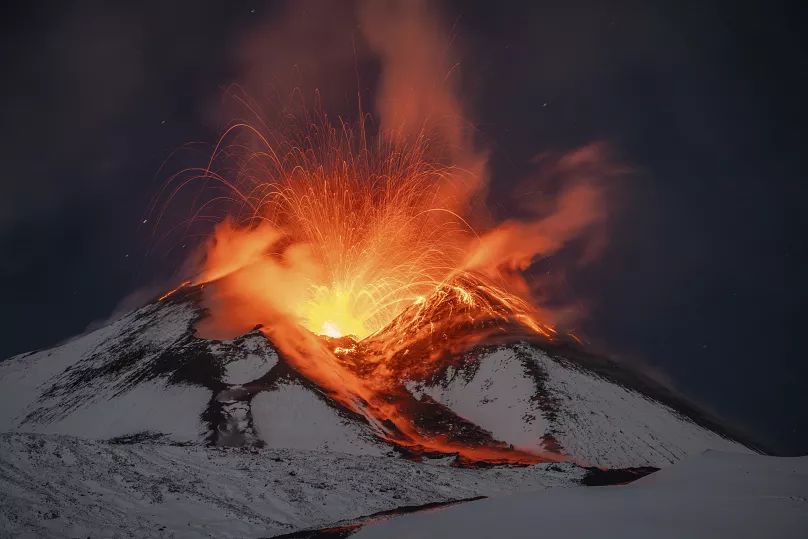 Lava e neve: è magia! vulcano, eruzione, montagna innevata, etna
