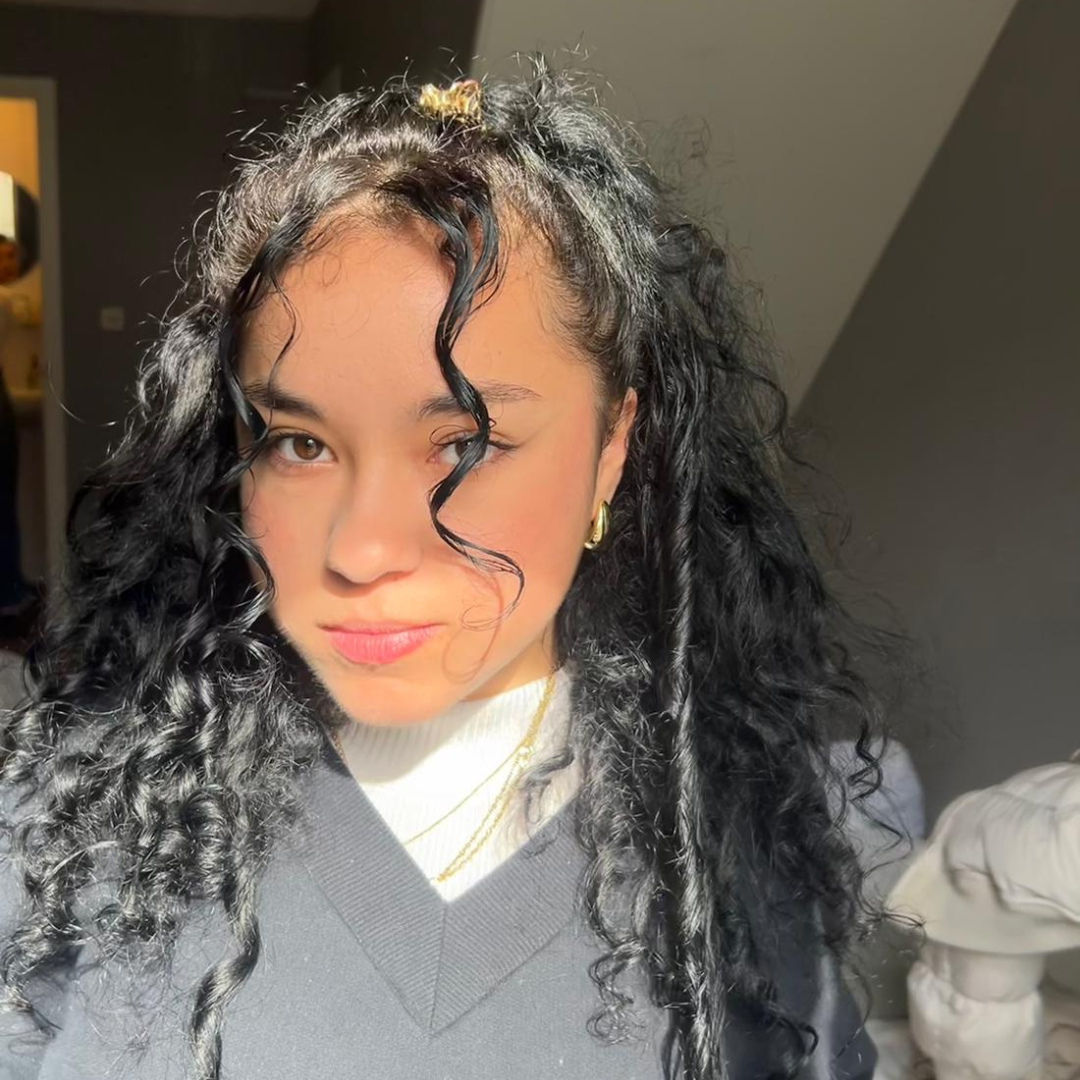 La Redazione, una persona, donne, ritratto, capelli ricci, sorridente, adulto, carino, ragazze, etnia caucasica, guardando la fotocamera, giovane adulto, femmine, acconciatura, bellezza, allegro, bambino, primo piano, volto umano, capelli castani