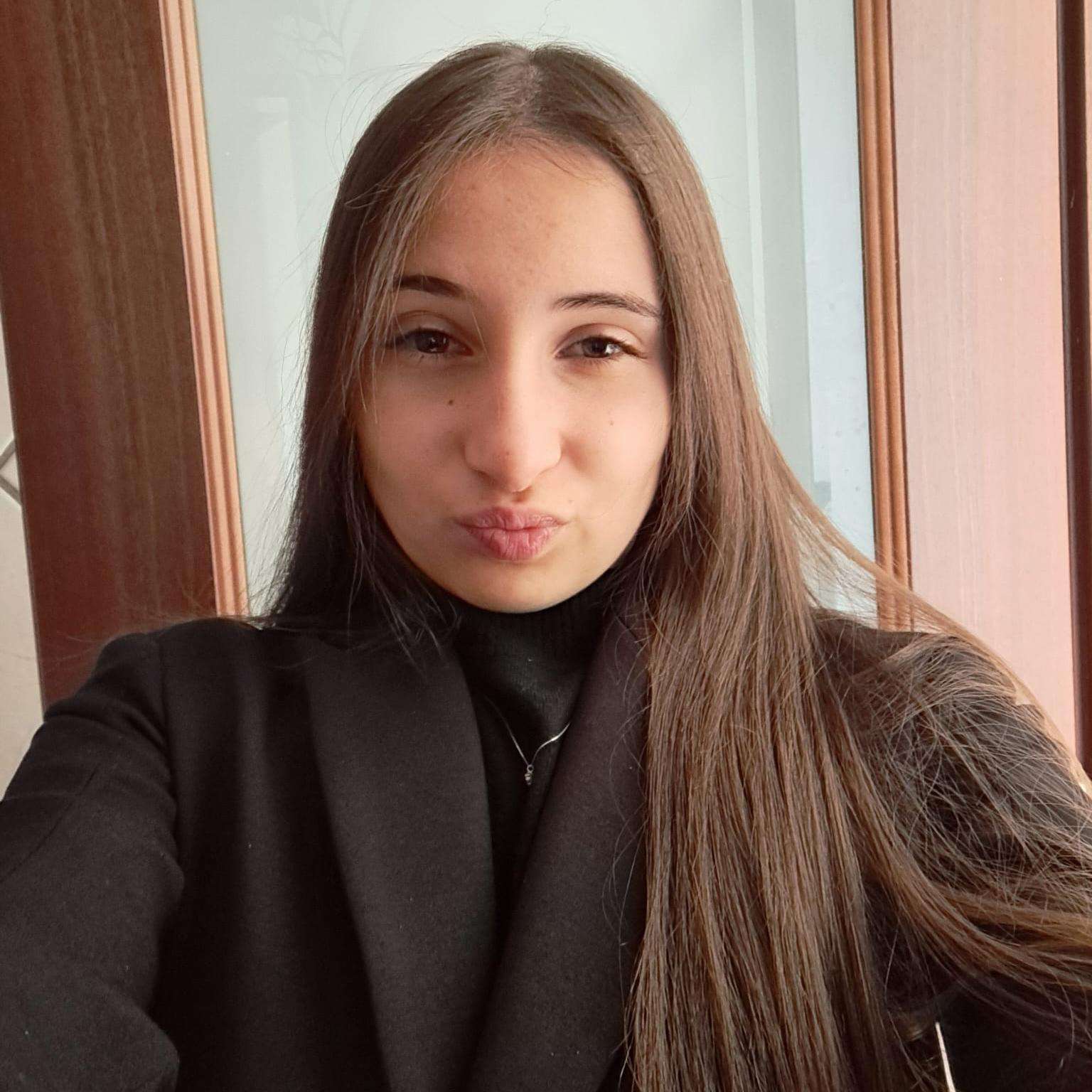 La Redazione, donne, etnia caucasica, una persona, adulto, ritratto, giovane adulto, sorridente, bellezza, stili di vita, sguardo, capelli castani, guardando la fotocamera, femmine, carino, allegro, all'aperto, modella, giovani donne, al chiuso, sensualità