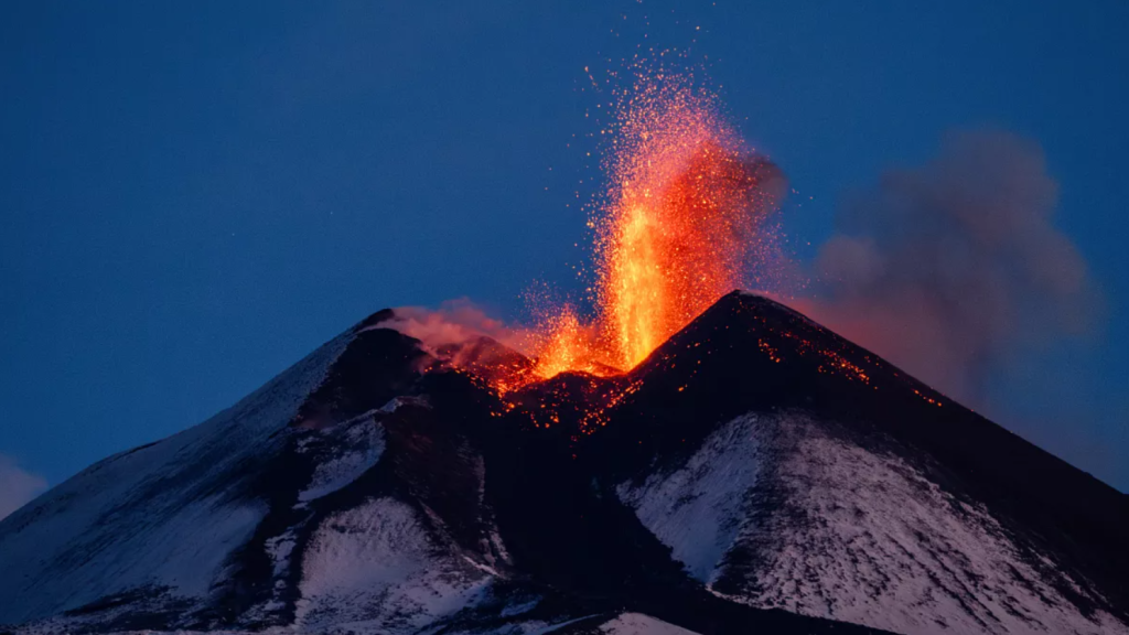 Etna in eruzione: la magia della lava che incontra la neve