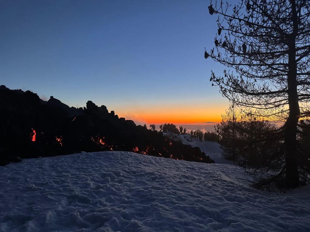 Lava e neve: è magia! bosco, neve, montagna