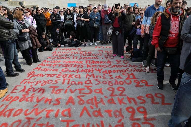 sciopero grecia cartelloni greco protesta mai più tebi gente folla