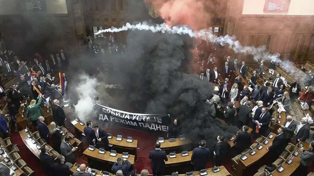 Fumogeni in Parlamento: A Belgrado, la protesta contro la corruzione
