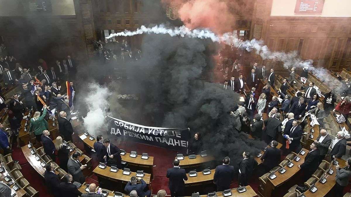 Scopri di più sull'articolo Fumogeni in Parlamento: A Belgrado, la protesta contro la corruzione