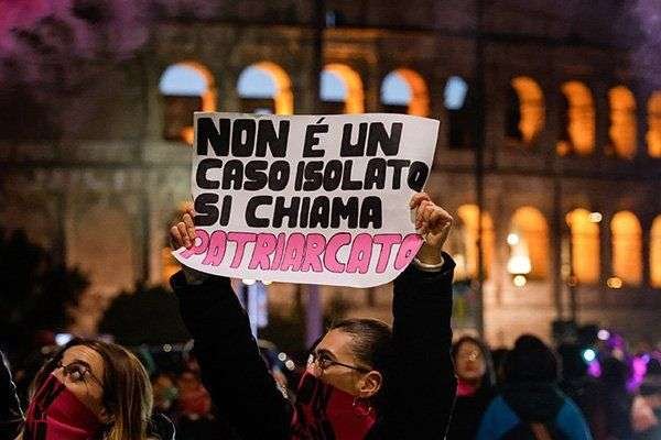 Manifestazione contro patriarcato donne in piazza Roma colosseo