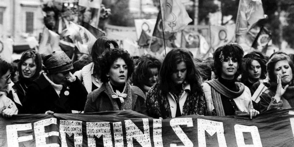 La foto di un gruppo di femministe negli anni Settanta esposto al Vittoriano, a Roma, 9 dicembre 2011, in una mostra che accende i riflettori sul ruolo determinante delle donne