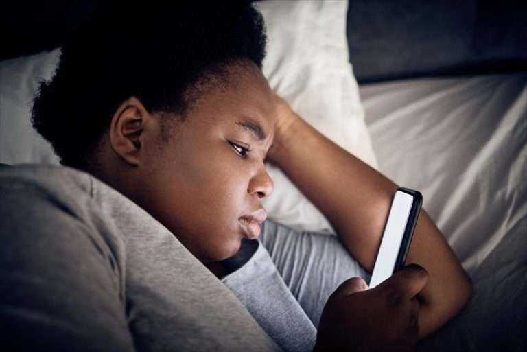 Scopri di più sull'articolo Il dolore “scrollato” via: i social anestetizzano l’emotività
