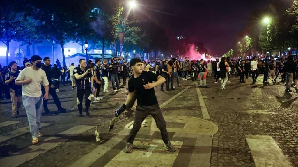 Il PSG vince la Champions, ma la festa porta con sé 320 arresti e 2 morti