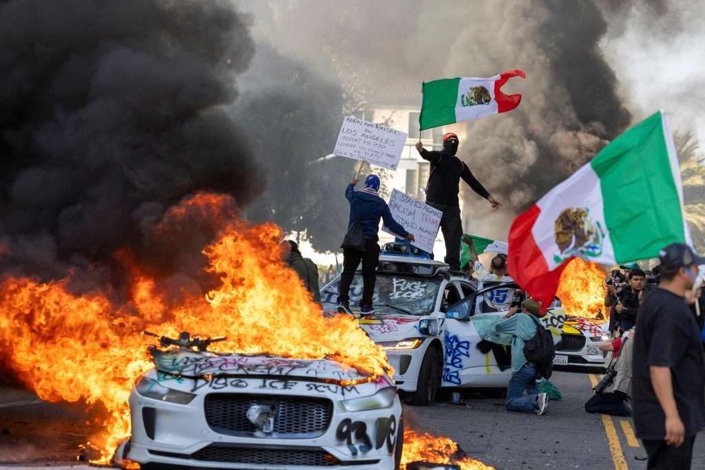 Los Angeles proteste foto scontri persone in protesta su auto caos generale