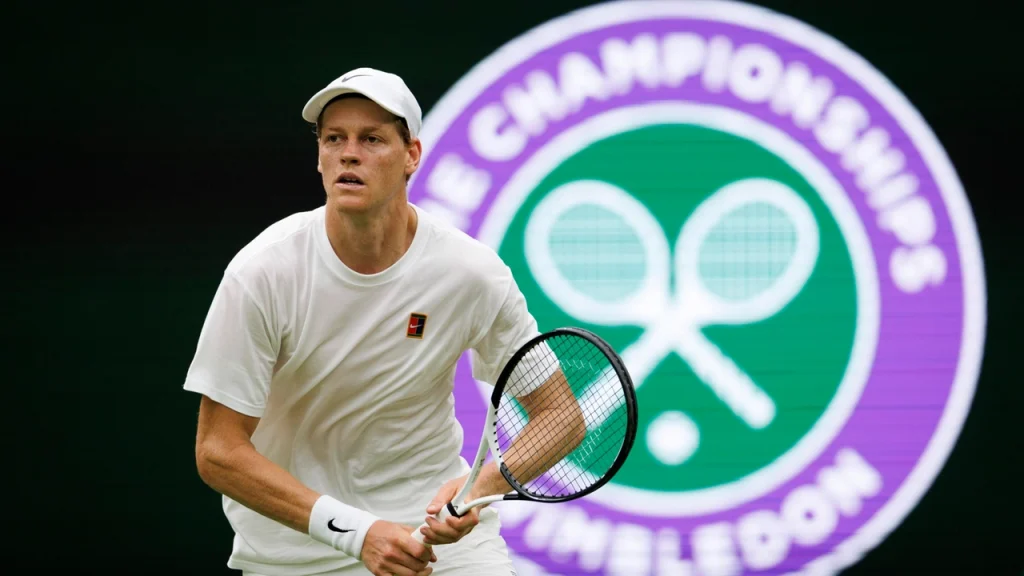 Jannik Sinner vestito di bianco al torneo di Wimbledon 2024