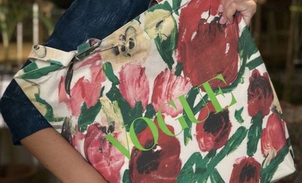 Caccia alla Tote Bag: quando l’omaggio diventa un lusso