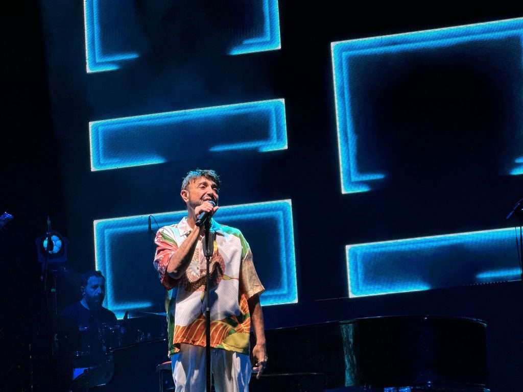 Gigi Finizio all’Arena dei Pini di Baia Domizia fra poesia e spettacolo