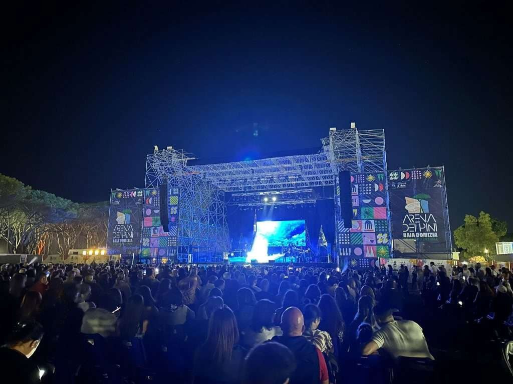 gigi finizio arena dei pini concerto baia domizia summer festival musica palco caserta foto cantante