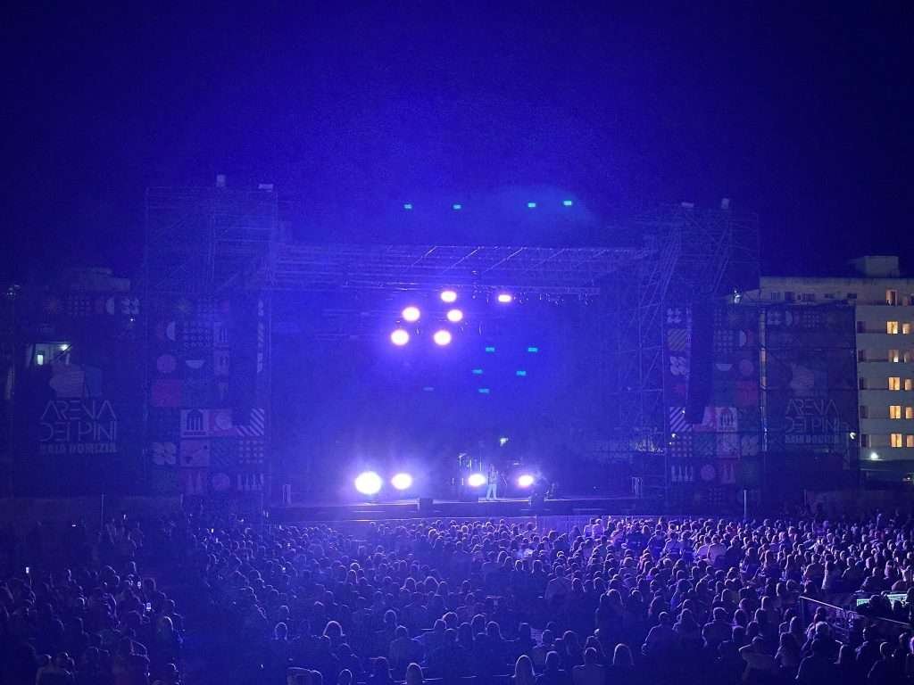 gigi finizio arena dei pini concerto baia domizia summer festival musica palco caserta foto cantante