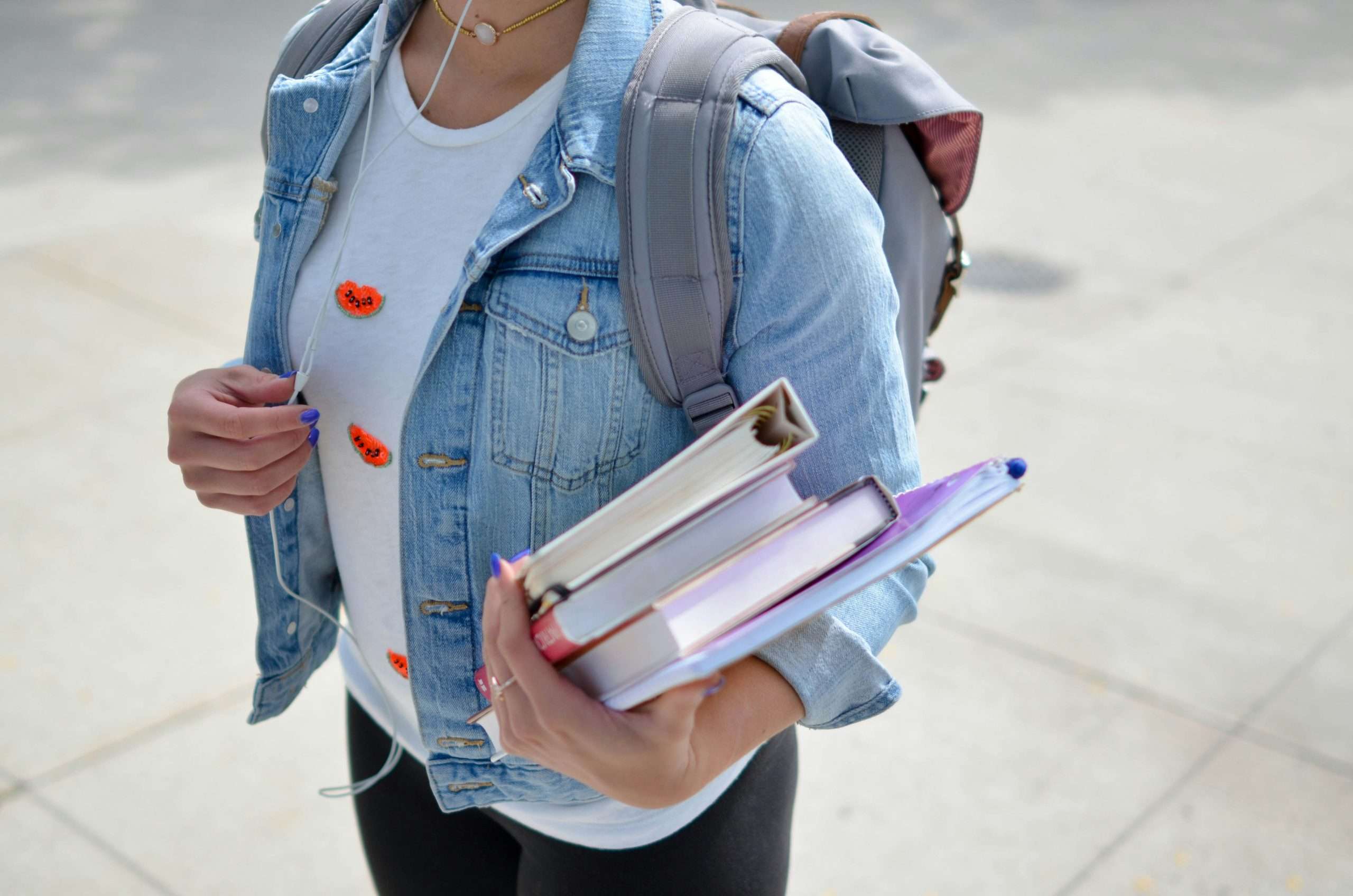 Università materiale studentessa zaino e libri universitari