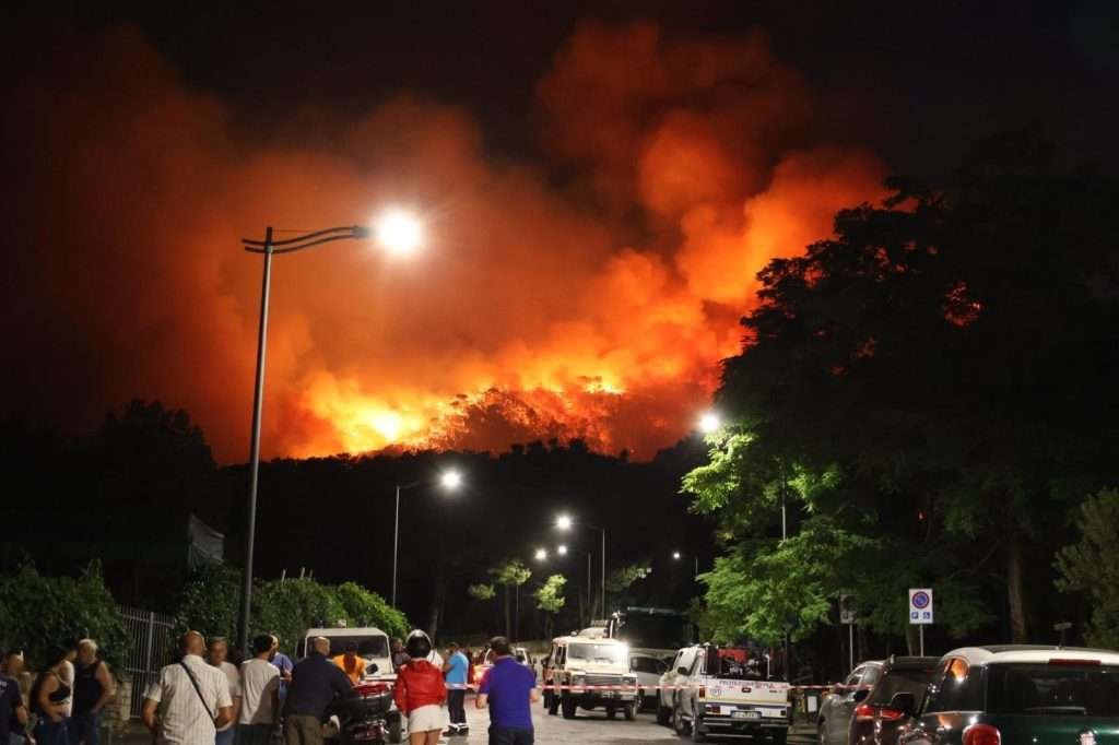 Il Vesuvio è sempre più solo contro gli incendi