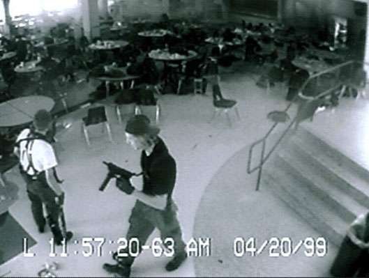 I due attentatori della Columbine ripresi da una telecamera di sorveglianza nella scuola.