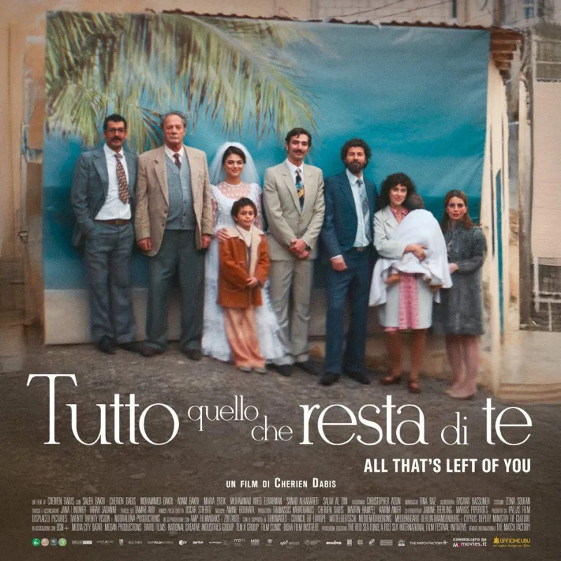 Locandina del film Tutto quello che resta di te. famiglia palestinese in posa per una foto durante un matrimonio, scritta "tutto quello che resta di te" in bianco con sotto i nomi delle persone che hanno collaborato alla realizzazione del film