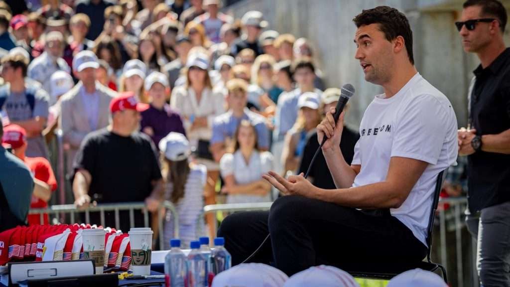 Charlie Kirk che parla durante l'evento alla Utah Valley University poco prima di essere colpito alla gola con un'arma da fuoco