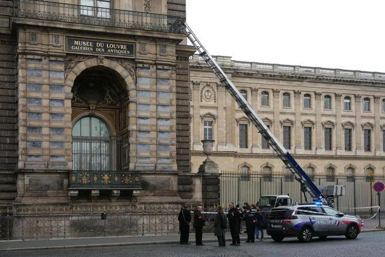 Francia senza pace, il montacarichi utilizzato per entrare nel museo furto louvre yposta montacarichi gioielli corona francia parigi museo ladri