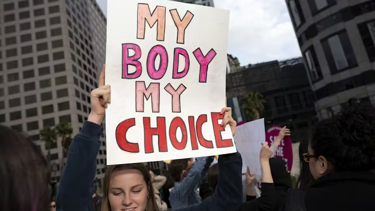 Il corpo rubato: l’IA spoglia la dignità femminile