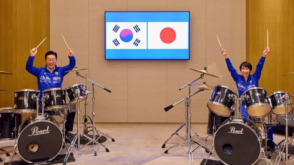 Lee Jae Myung (presidente Corea del Sud) e Sanae Takaichi suonano la batteria dopo il summit