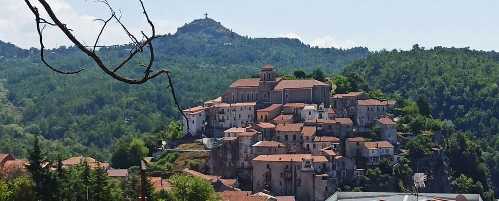 Lagonegro: la storia di un “non-luogo” fatto di meme e insegne autostradali