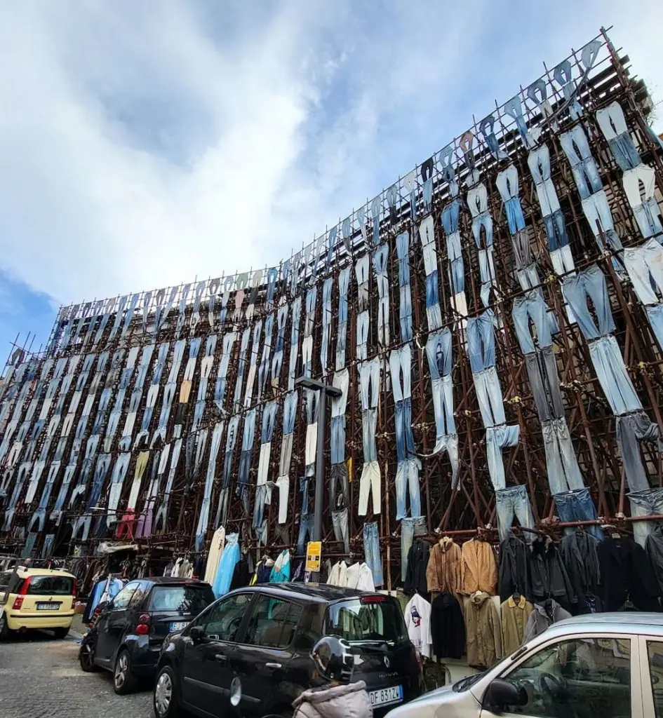 mercato Resìna ercolano napoli campania vintage moda vestiti jeans appesi in fila