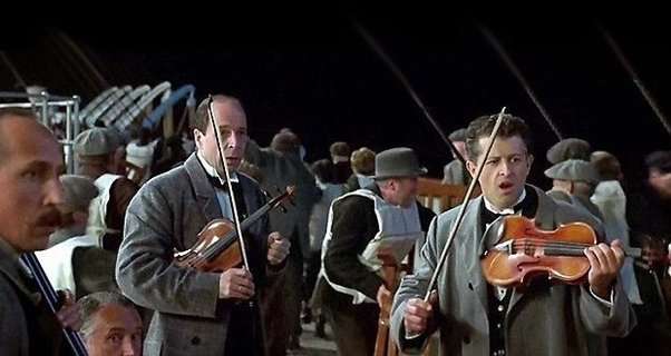 Settimana di trame: l'orchestra suona mentre il Titanic affonda