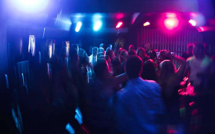 Una notte nel cuore della cultura techno di Berlino